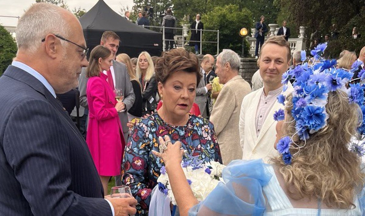 Татьяна Тридворнова дарит букет жене Президента