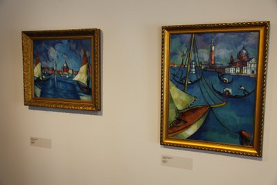 Kunstinäitus „Kuldaja värvid”. Paremal Konrad Mägi „Veneetsia” (1922–23), vasakul ka „Veneetsia” (aastaarv puudub)