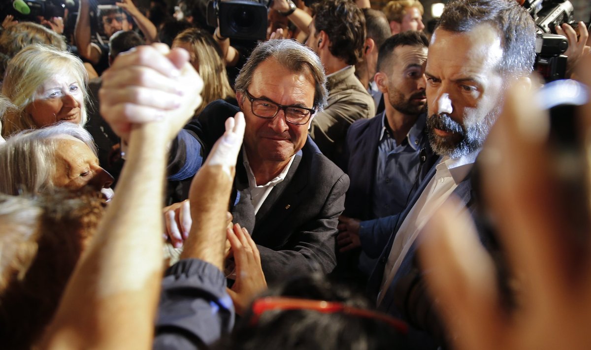 Kataloonia president Artur Mas tervitas Barcelonas oma toetajaid.