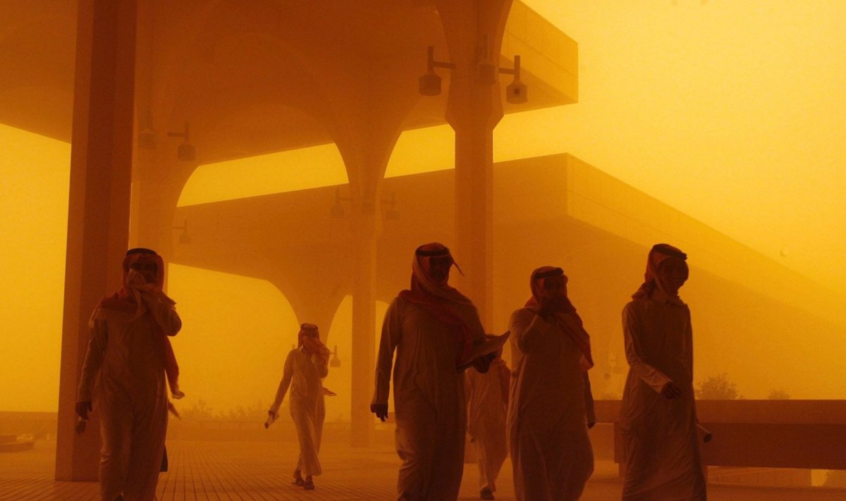 Saudi inimesd liivatormi käes (Foto: AFP)