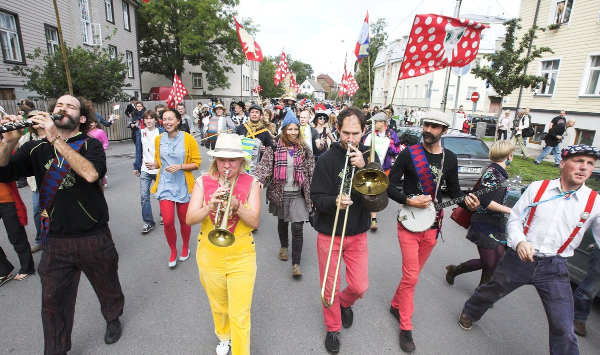 Uue Maailma tänavafestivali on peetud juba seitse aastat. 2011. aastal avati festival mummuliste lippude all marssides.