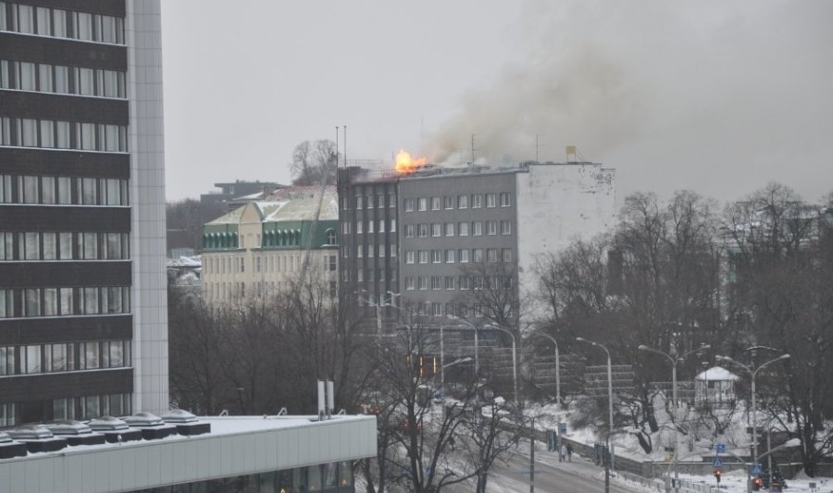 ФОТО и ВИДЕО: Из-за пожара в доме на Пярнуском шоссе в центре Таллинна было  нарушено движение - Delfi RUS