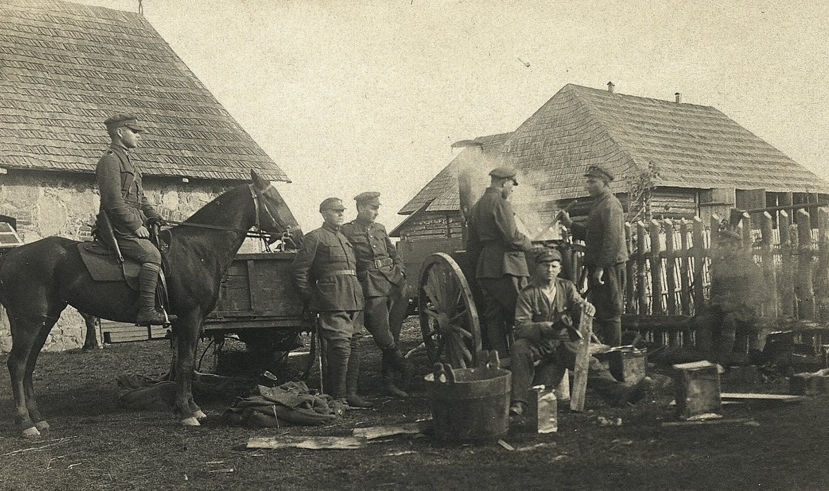 1923. aasta, Kuperjanovi pataljoni võitlejad taluõuel lõunat keetmas