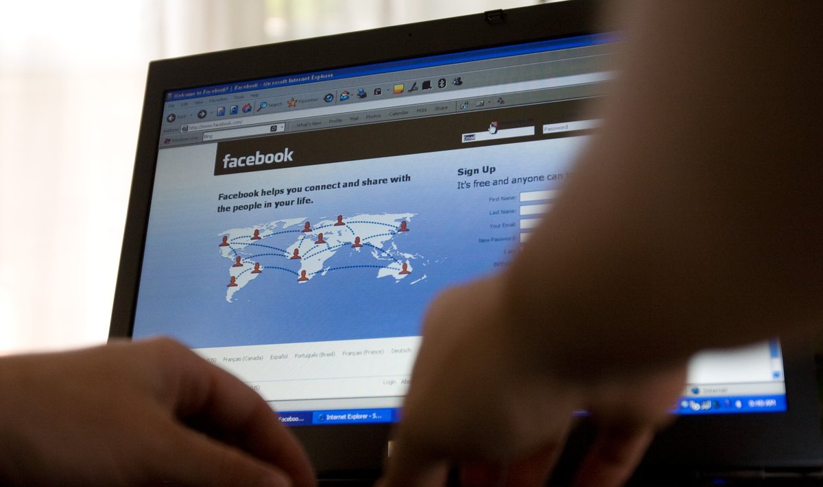 FILE - In this July 16, 2009 file photo, a Facebook user logs into their account in Ottawa, Ontario, Canada. Facebook on Tuesday, Nov. 24, 2009 created a dual-class stock structure designed to give founder Mark Zuckerberg and other existing shareholders control over the company.  (AP Photo/The Canadian Press, Sean Kilpatrick, File) / SCANPIX Code: 436
