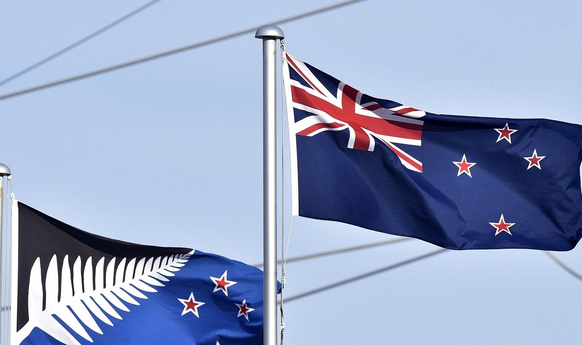 Vasakul uue lipu kandidaat "Hõbedane sõnajalg" ja paremal Uus-Meremaa praegune lipp.