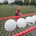 Kooliprojekt kingib noortele 1000 uut jalgpalli