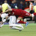 VIDEO | Liverpooli fännid on marus: kas Ramos vigastas Salah'd meelega?