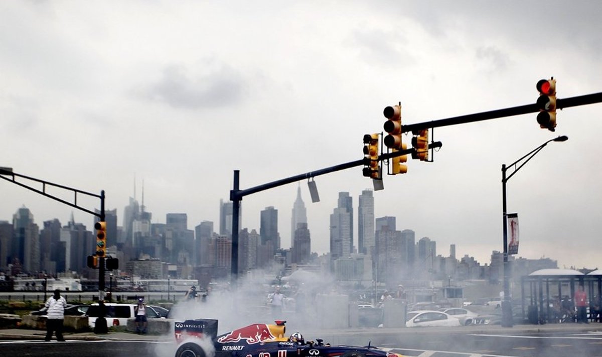 Red Bulli näidissõit New Jerseys Manhattani pilvelõhkujate taustal