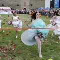 ФОТО и ВИДЕО: В Нарве в пятый раз прошла акция "Сбежавшие невесты"