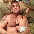 FOTO: Minikahur-tütar tulistas Robbie Williamsit oma lõunasöögiga