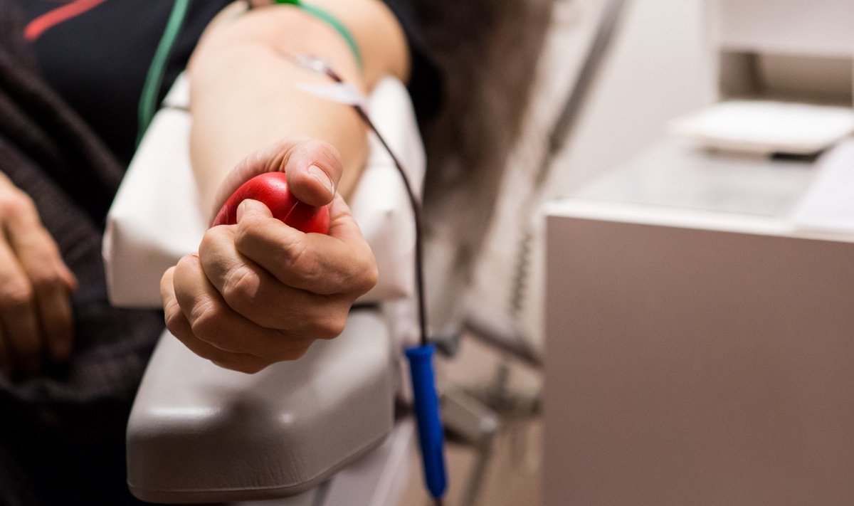 Põhja-Eesti regionaalhaigla verekeskus kutsub inimesi verd loovutama, kuna puhkuste perioodil ja kuumade ilmadega on verevarud oluliselt kahanenud.