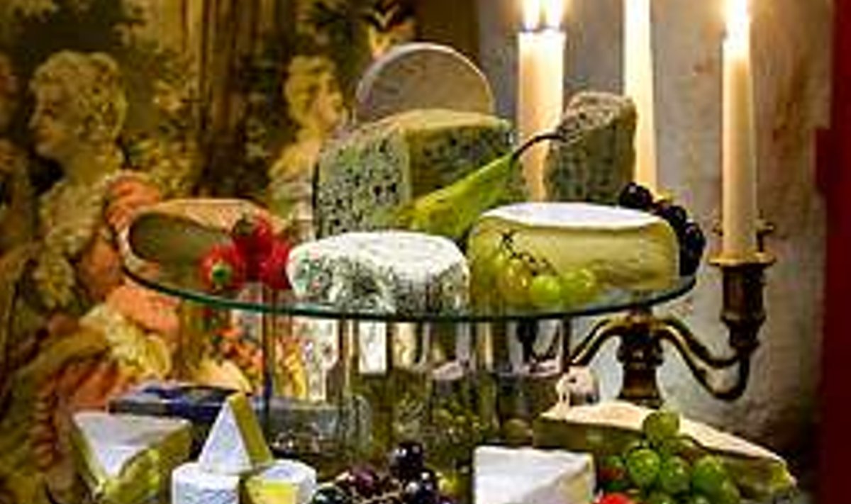 JUUSTUVAAGNA LEMMIKUD: Prantslaste juures on täheldatud, et nende juustueelistusi iseloomustab kreemisus ja tugev aroom. Üleval (tagumine rida): Saint Albray, Bleu d’Auverge, Saint Agur, Roquefort, ees: Le Roulé, Double Camembert. All Brie Grum’yere, Valio Camembert, Valio Brie, Brie President. TIIT BLAAT