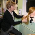 Sügavam huvi juuksehoolduse vastu viis noortekeskuse tüdrukud juuksuri juurde