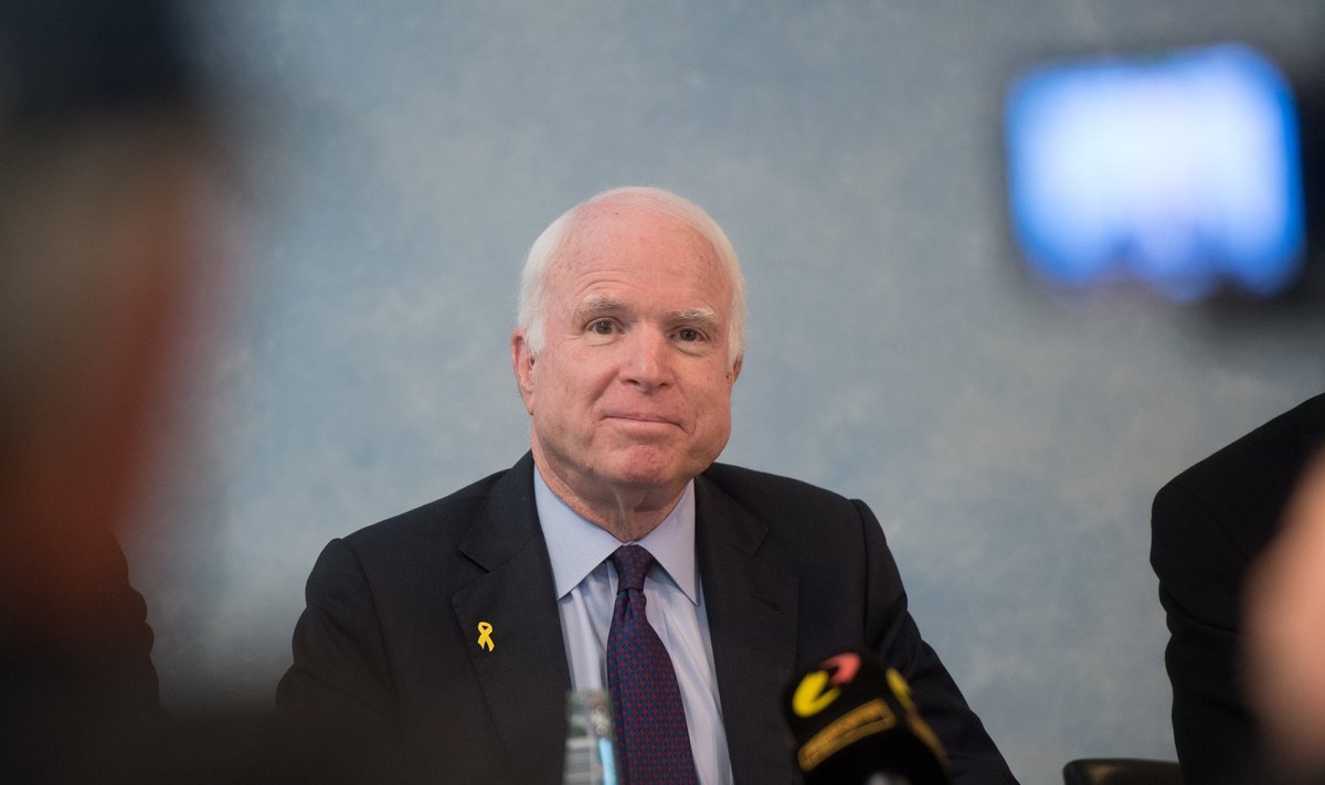 USA senaator John McCain Tallinna Lennujaamas