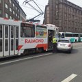 ФОТО | В центре Таллинна столкнулись трамвай и легковушка. Движение временно встало