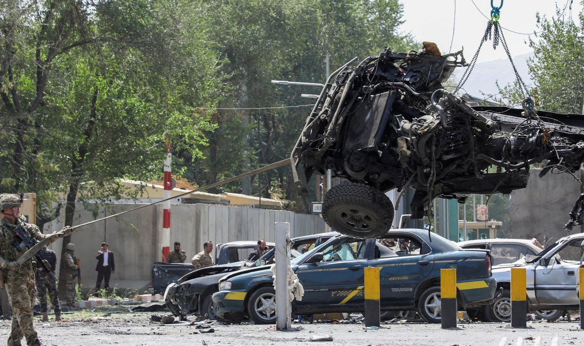 Autopommiplahvatuse paik Afganistani pealinnas Kabulis päev pärast rünnakut.