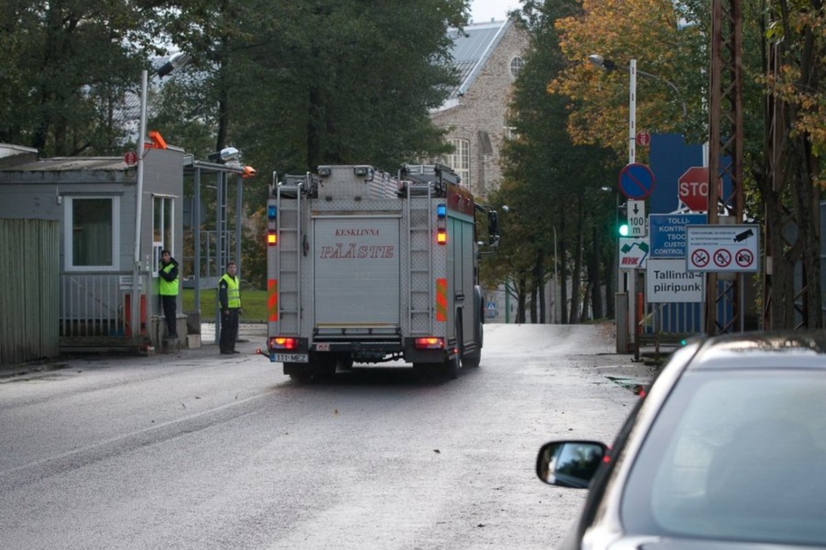 Fotod Blrt S Kukkusid Inimesed Trümmi Ja Puhkes Tulekahju Delfi 