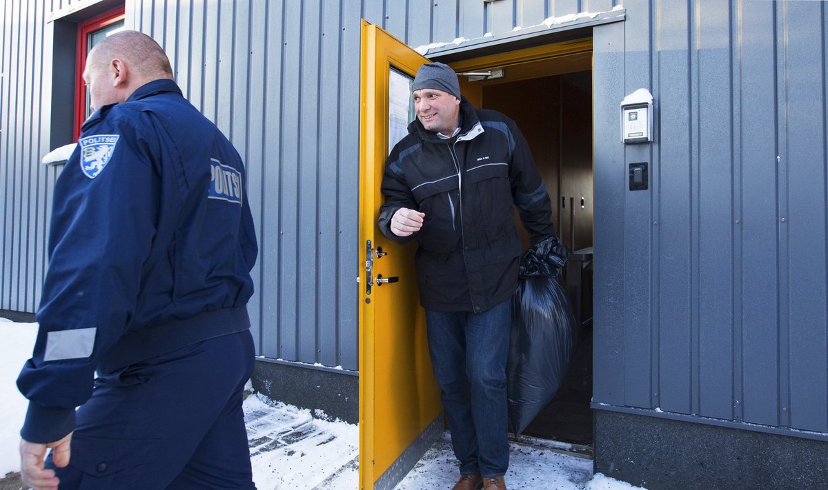 PÄÄSES ROOTSI KARDINATE TAGANT: Allan Kiil jaanuaris arestimaja uksest välja astumas.
