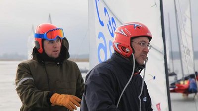 Jääpurjetajatest poeg Argo Vooremaa ja isa Vaiko Vooremaa.