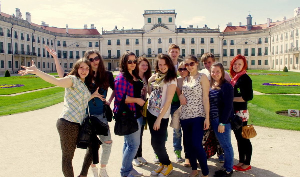 Loksa kooli õpilased Esterhazy lossi ees