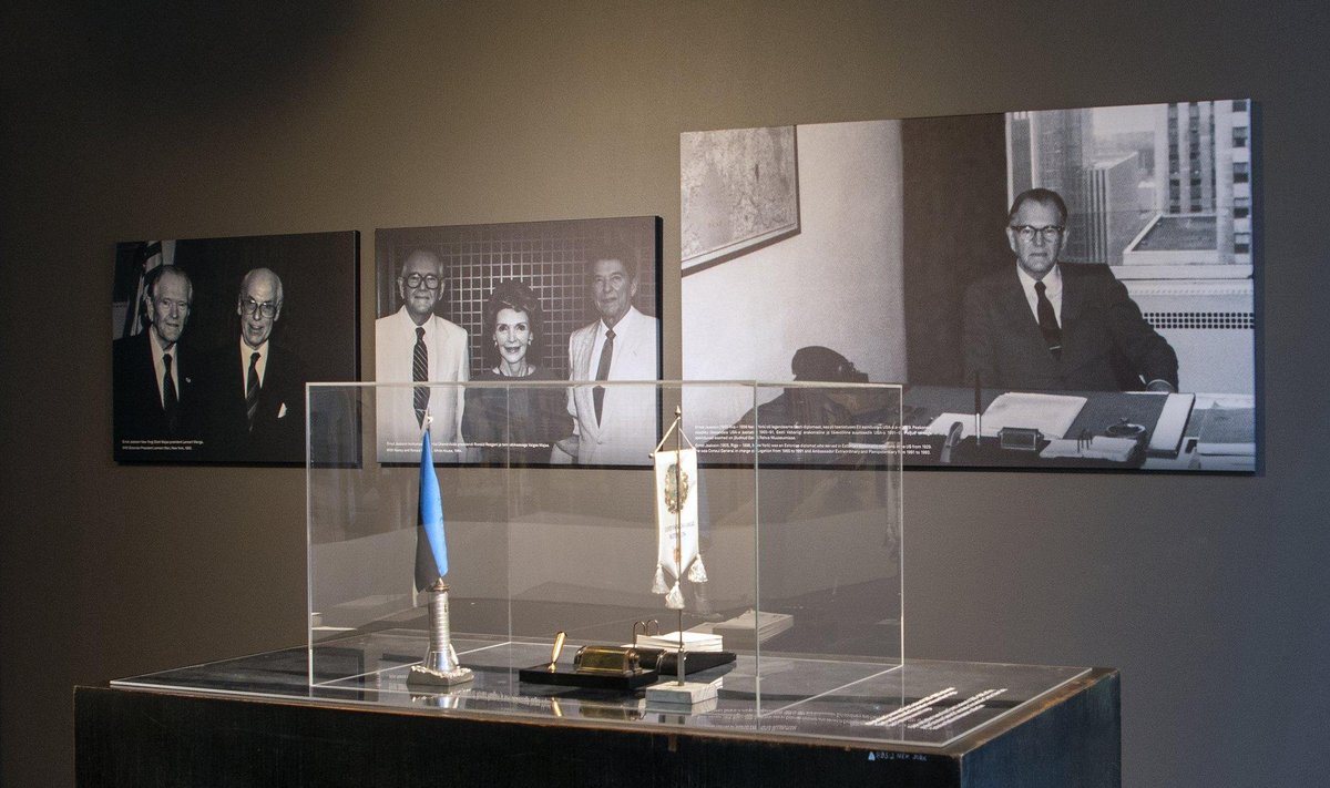 Ernst Jaakson (1905 Riia – 1998 New York) oli legendaarne Eesti diplomaat, teenistuses EV esindustes USAs aastast 1929, peakonsul saadiku ülesandeis USAs 1965–91, Eesti Vabariigi erakorraline ja täievoliline suursaadik USAs 1991–93. Näitusel on Eesti Rahva Muuseumist pärit Jaaksoni kabineti sisustus, mis tavapäraselt on deponeeritud välisministeeriumis.