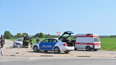 ФОТО | В тяжелом ДТП c участием такси пострадали три человека. Водителя пришлось вырезать из кузова