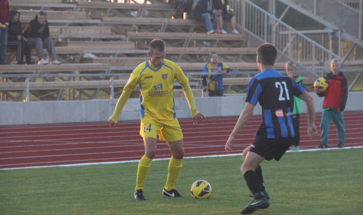 Seni FC Kuressaare särki kandnud Ott Torni (vasakul) mängud jalgpalliväljakul on peatrauma tõttu nüüdseks mängitud.