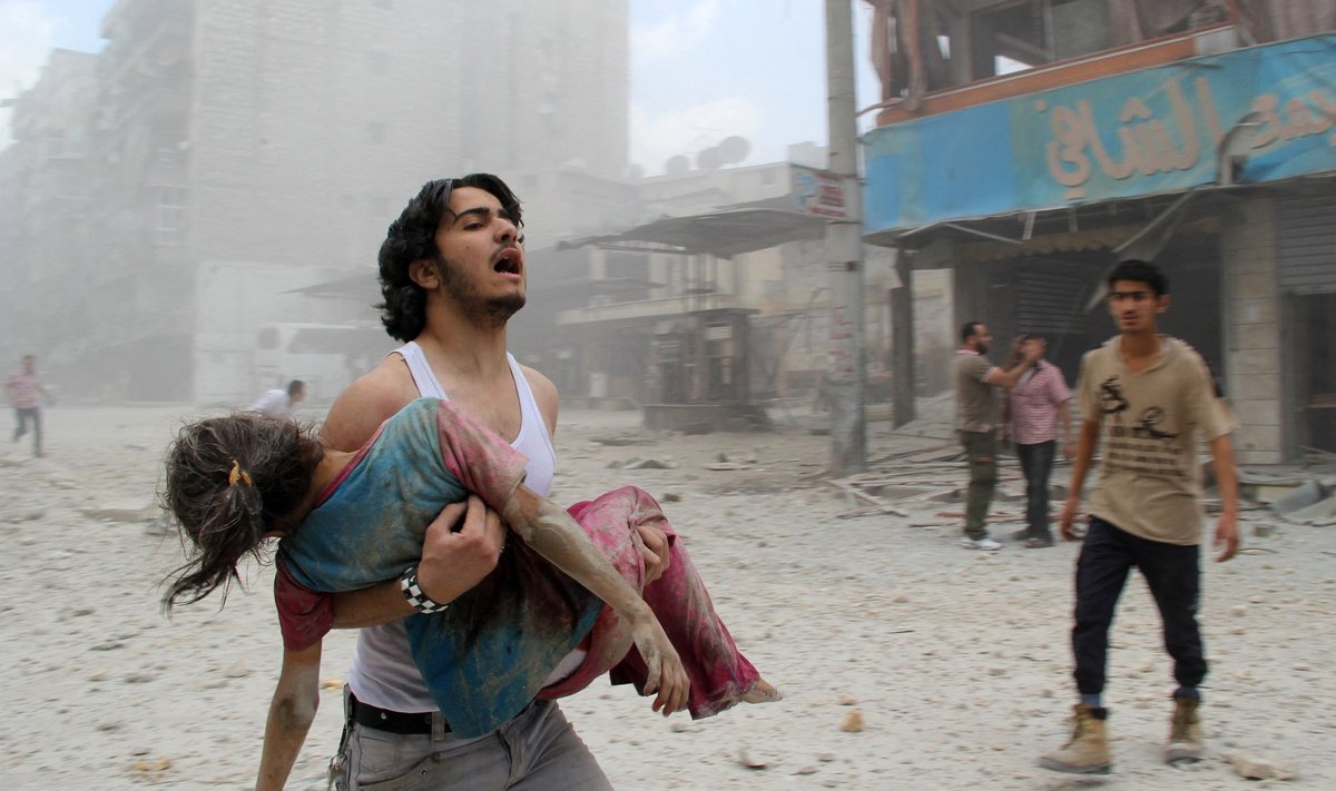 ALEPPO 2014: Süüria valitsusvägede poolt korraldatud tünnipommirünnaku ohvrid.