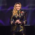 VIDEO | Tõeline professionaal! Madonnaga juhtus laval kentsakas apsakas, mis pani ta esinemisoskuse proovile