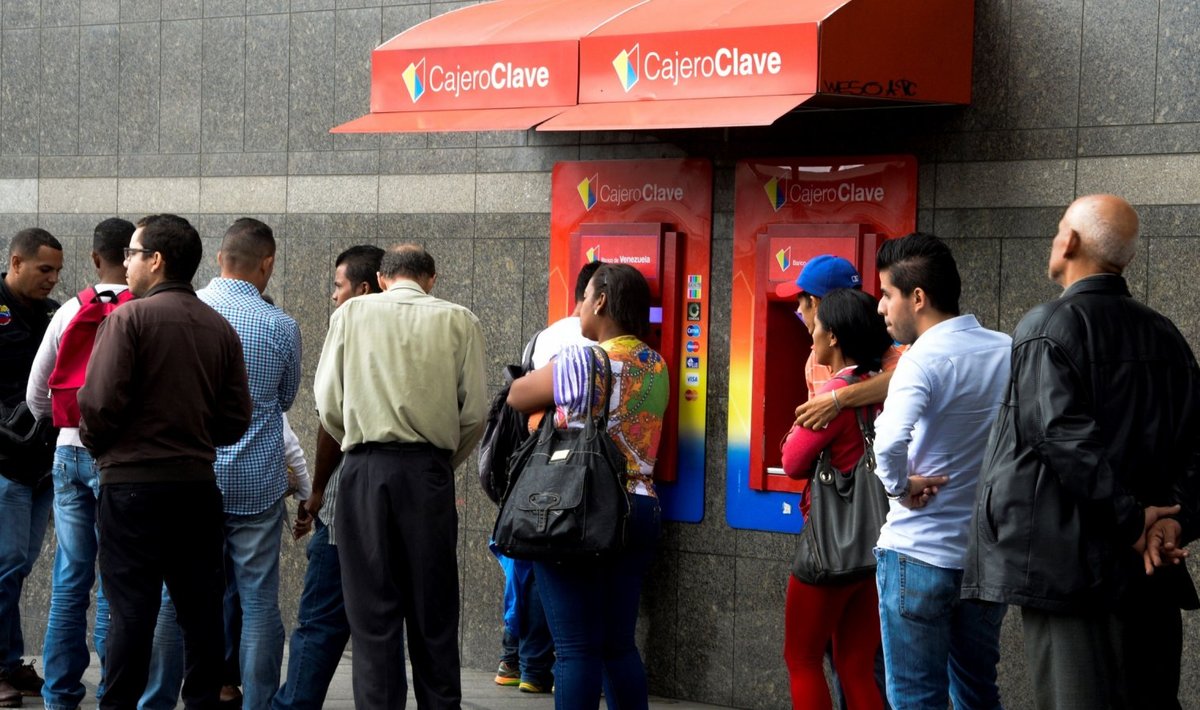 Inimesed ootavad Venezuelas pangajärjekorras
