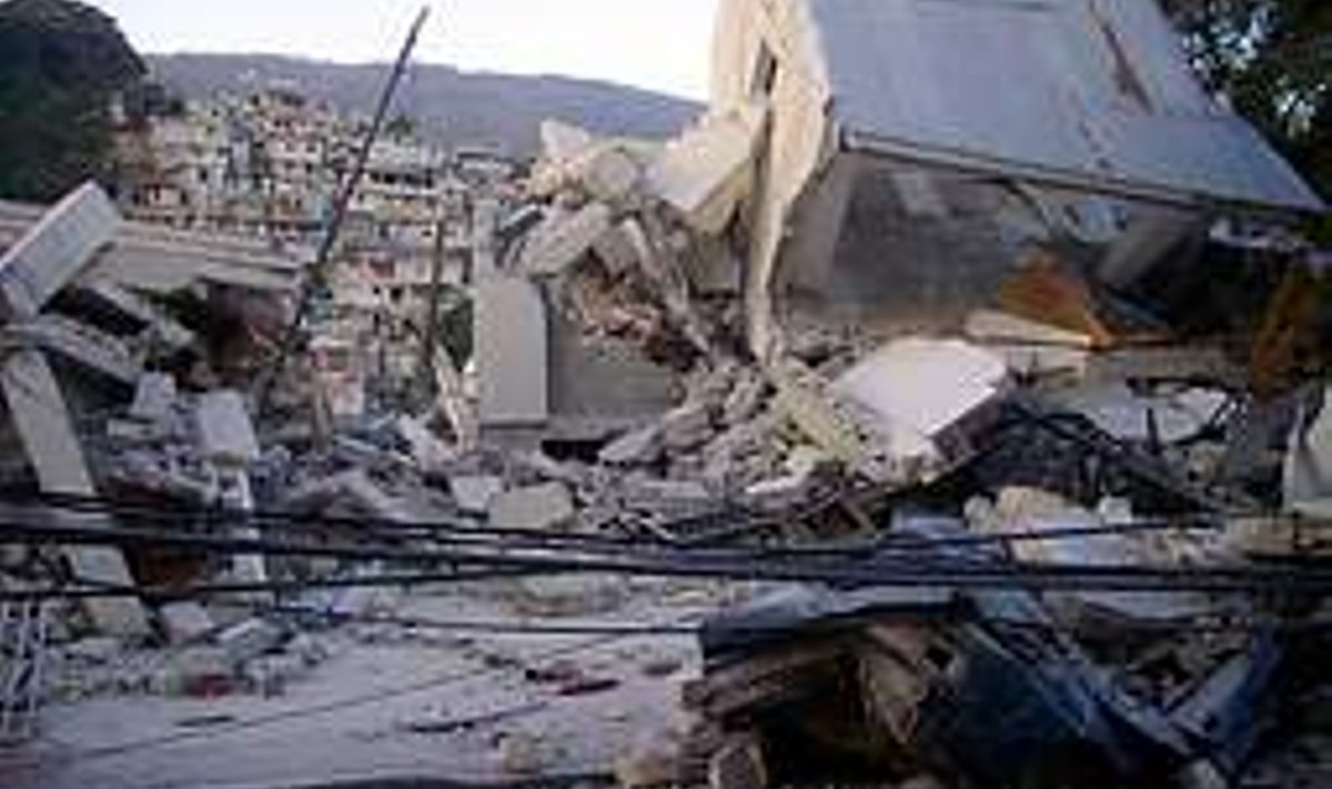 PURUNENUD:üks paljudest maavärinas kokkuvajunud hoonetest Port au Princes. Kui kaua läheb aega rusude koristamiseni, võib vaid oletada. Krister Kivi