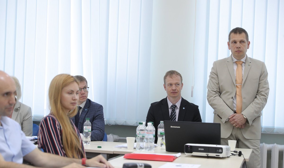 Eerik Heldna (paremal) Kiievis NABU koolitusel, kus president Kersti Kaljulaid veetis oma visiidi ajal pea kolmveerand tundi küsimustele vastates.