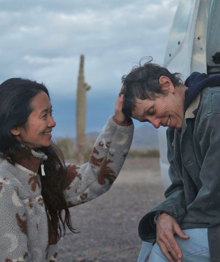 MIDA ON ÕNNEKS VAJA? Režissöör Chloé Zhao ja näitleja Frances McDormand (autos) "Nomaadimaa" võtteplatsil.