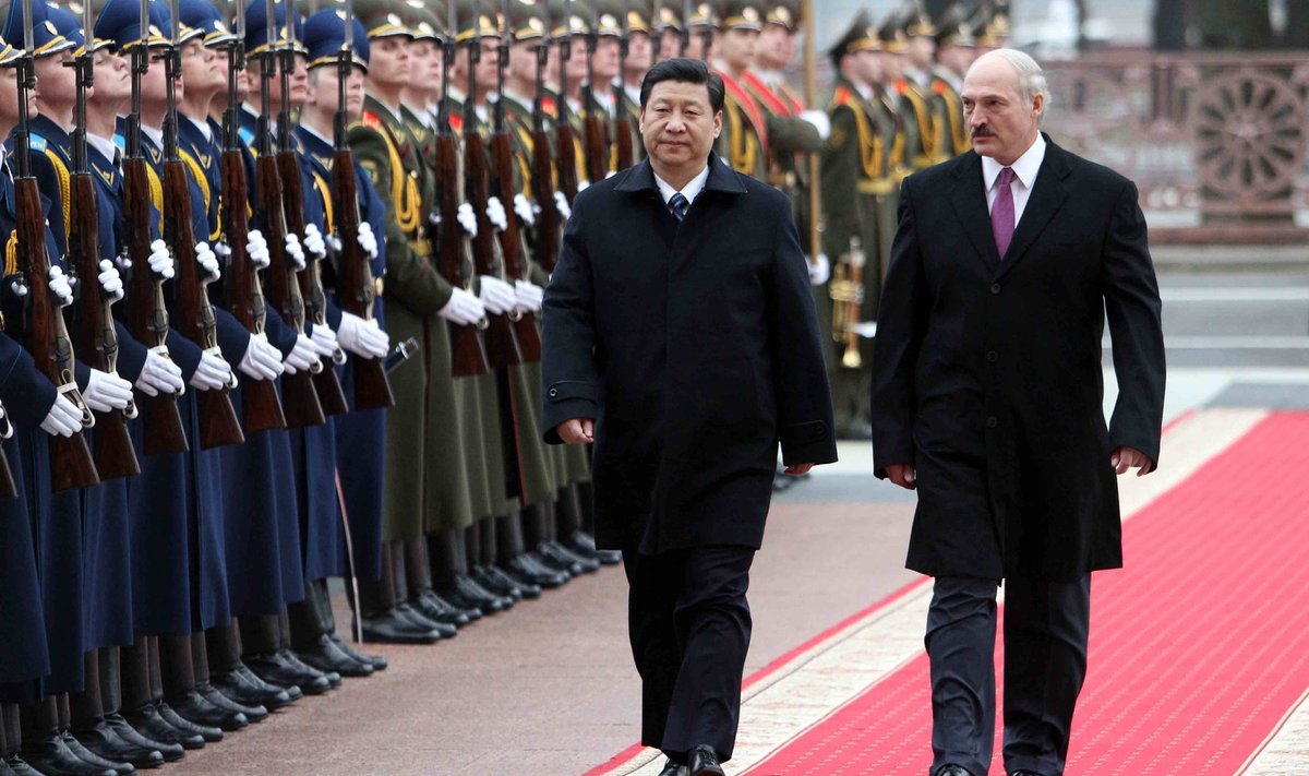 Lääneriikide poolt sanktsioneeritud Valgevene president Aljaksandr Lukašenka (paremal) ja Hiina liider Xi Jinping 2010. aastal Minskis. 