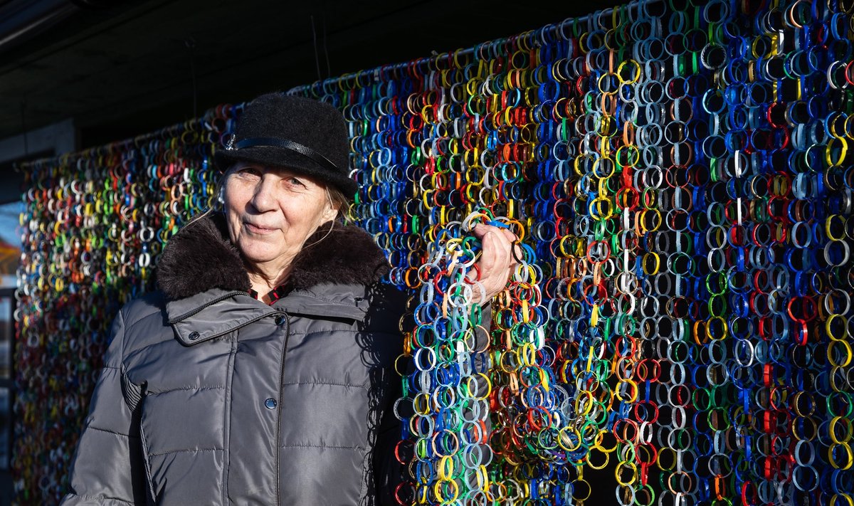 Aili Tamm teeb plastpudelite korkide osadest ribakardinaid.