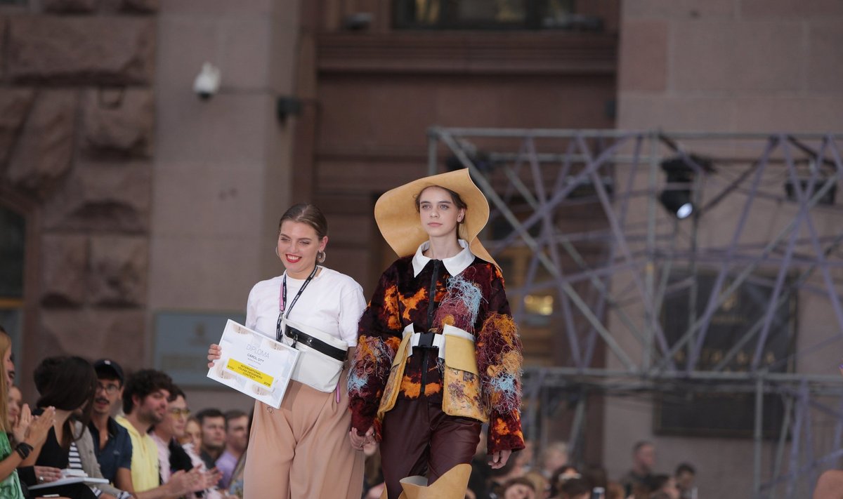 Cärol Ott (vasakul) Noorte Disainerite Konkursil Kiievis