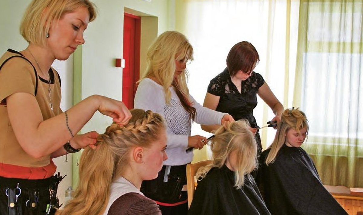 UUED NIPID: Kuressaare ametikooli juuksuriõpilased näitasid häid soengutegemise oskusi. Esiplaanil teeb juuksur Grete Karvak Helina Leppikule soengut. Foto: Ilme Õunapuu