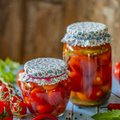 Võrratud suvemaitsed ühes purgis: punasesõstramahlas marineeritud tomatid