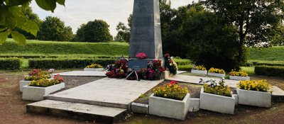 Братская могила в Нарве - сюда перенесли искусственные и срезанные живые цветы с участка, где ранее стоял памятник-танк