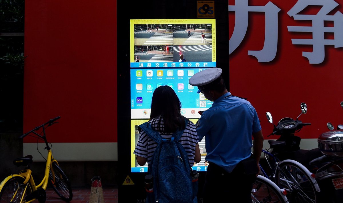 Shanghais kuvatakse kaamerate tuvastatud liiklusrikkujate näod ja nimed avalikele ekraanidele.