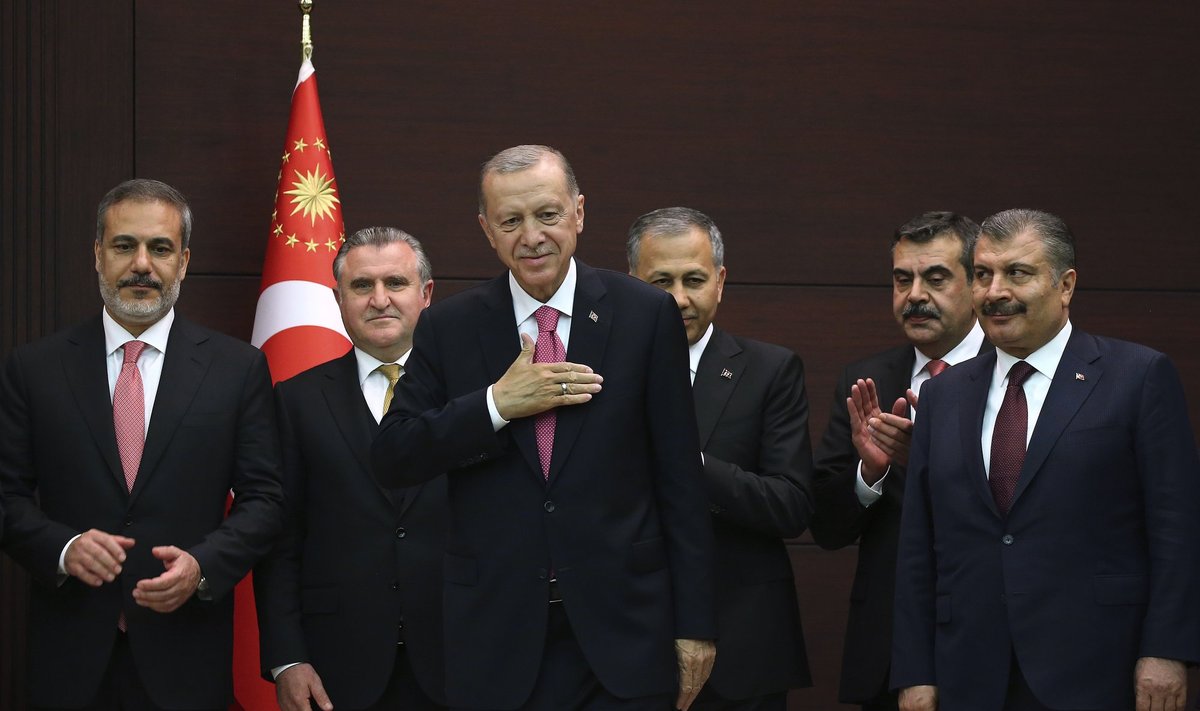 Erdoğani uue valitsuse koosseis viitab käiguvahetusele. 