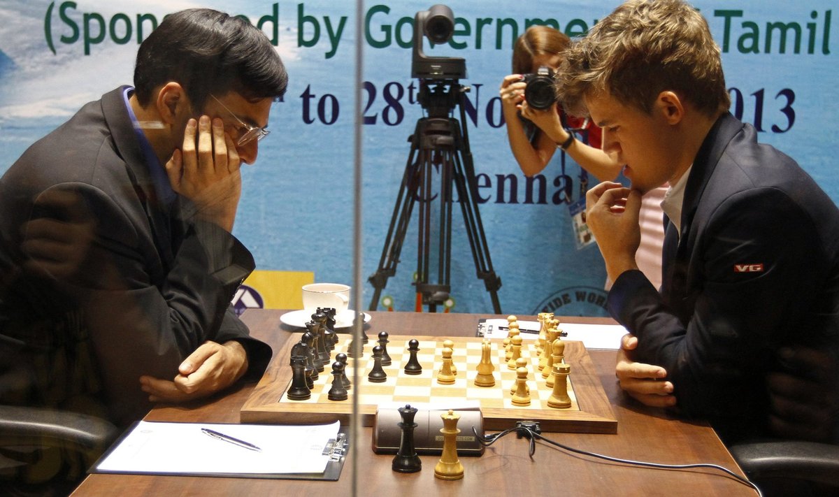 43-aastane Vishwanathan Anand (vasakul) on Magnus Carlseni vastu hädas