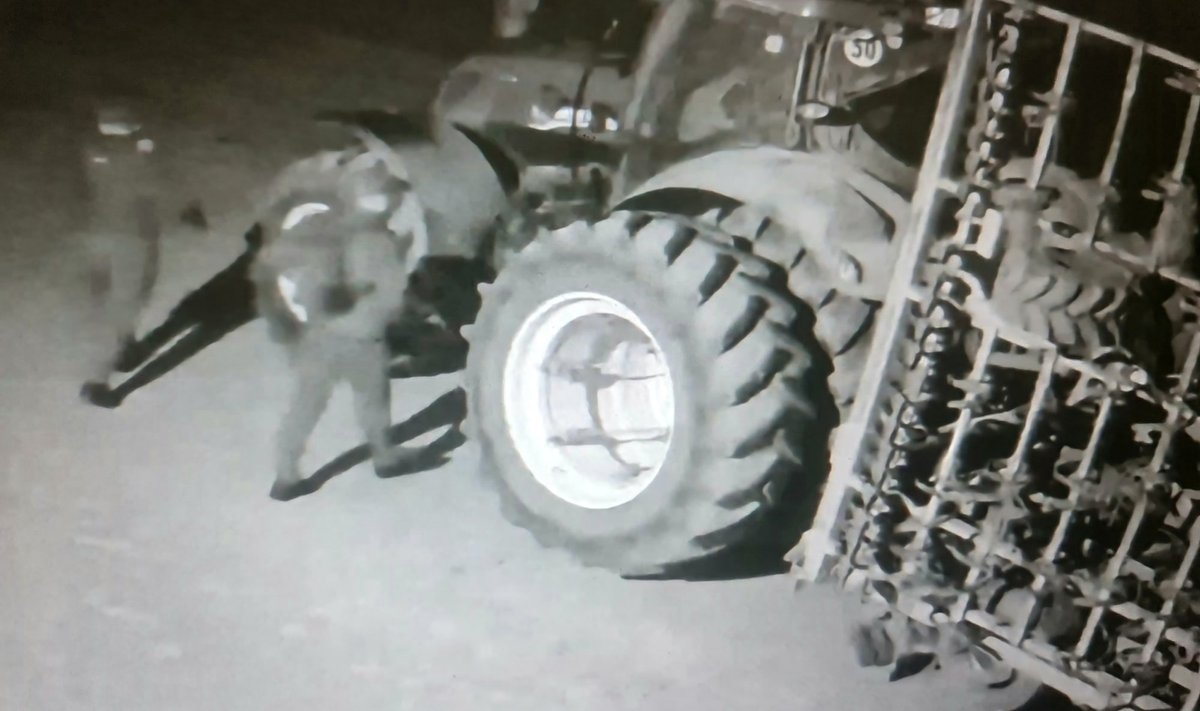 Traktoritest GPS-seadmeid ja monitore jahtinud kurjategijaid valvekaamerad ei kohutanud. Vargus pandi toime mõne minutiga ja kättesaamatuks nad jäidki.