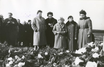 Делегация чешских евреев у братской могилы в Калеви-Лийва, 1960-ые годы. Яан Кросс был первым, кто сообщил об этих массовых убийствах.