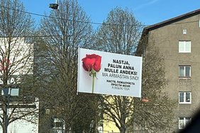FOTO | Kes tegi Nastjale haiget? Tallinnasse püstitati järjekordne andestust paluv plakat 