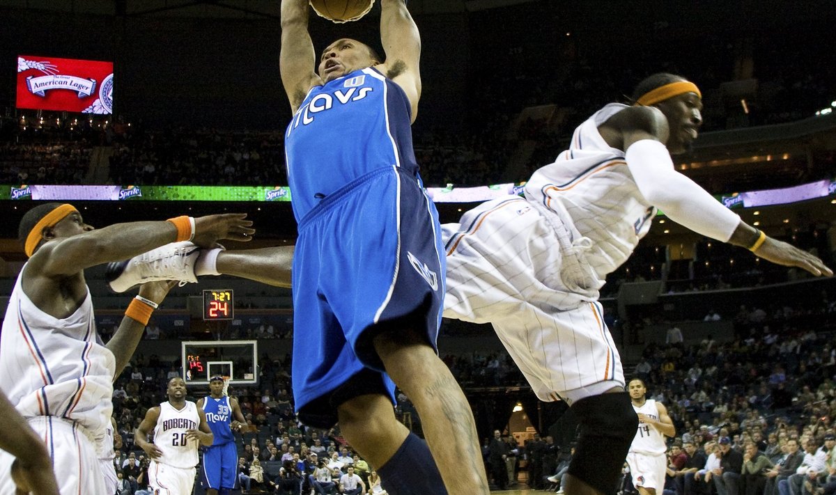 Dallas Mavericks forward Shawn Marion (0) dunks the ball between Charlotte Bobcats forward Gerald Wallace (R) and guard Stephen Jackson (L) during the second half an NBA basketball game in Charlotte, North Carolina on March 1, 2010. REUTERS/Chris Keane (UNITED STATES - Tags: SPORT BASKETBALL)