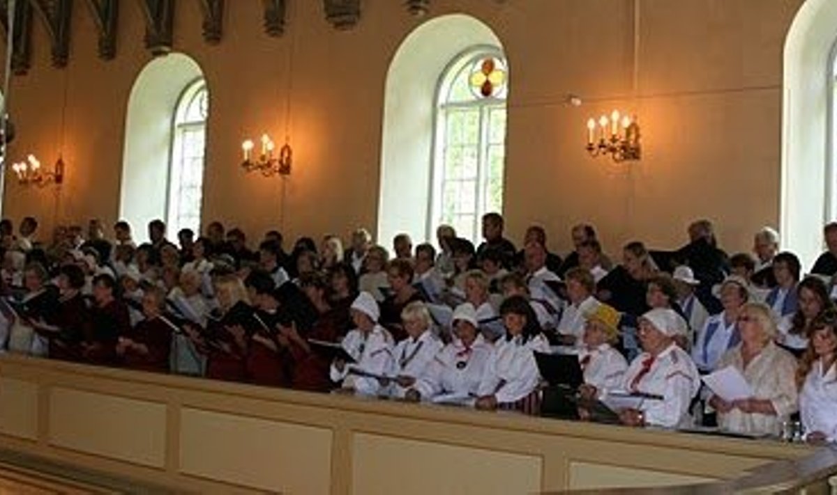 Ühendkoorid laulmas kiriku rõdul.  Foto: Agnes Nurme