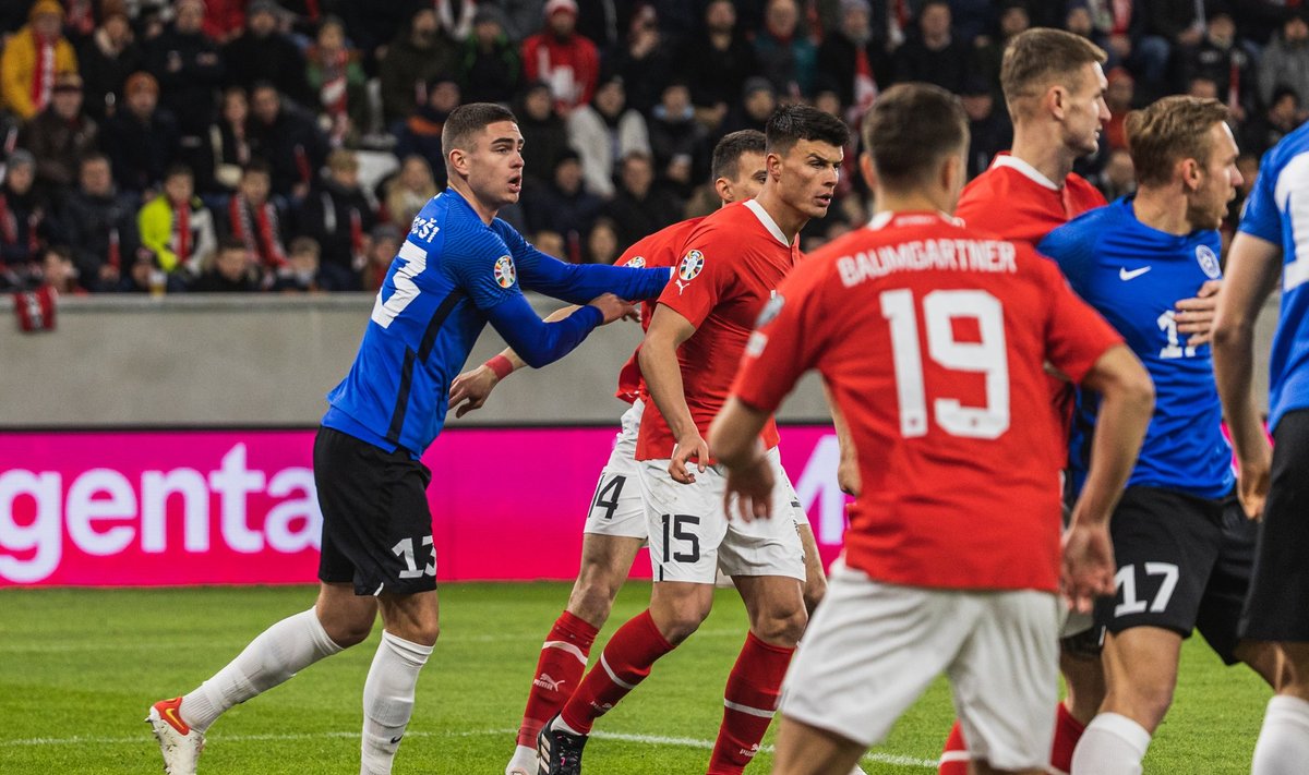 Maksim Paskotši (vasakul sinises) jätkab klubikarjääri Šveitsis.