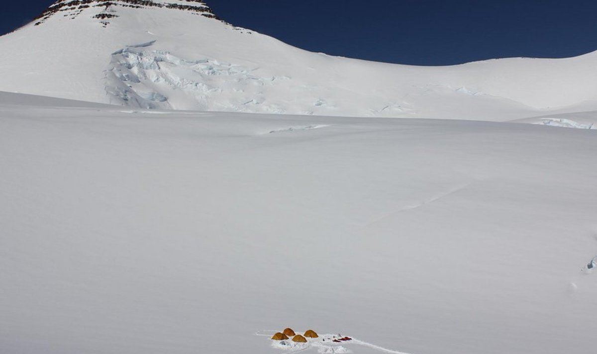 Gröönimaa kõrgeim tipp on Gunnbjørn Fjeld. All servas ühe ekspeditsiooni telklaager.