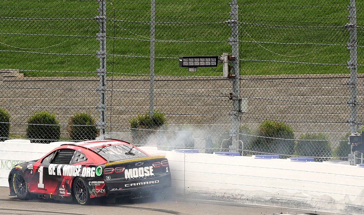 Ross Chastain viimasel ringil hoogu kogumas.